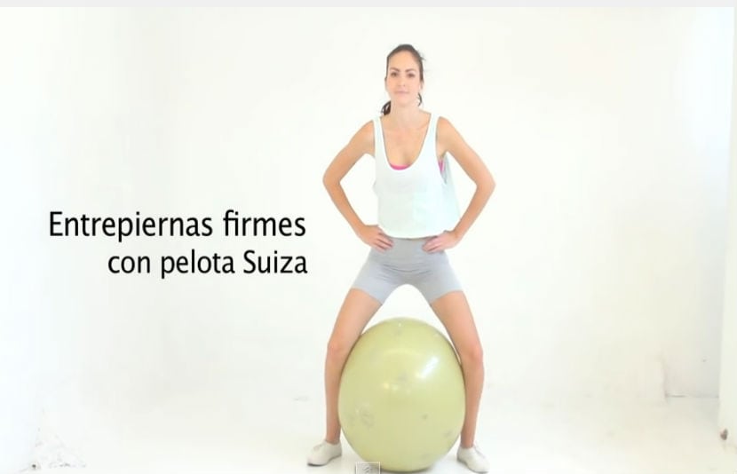 Entrepiernas firmes con pelota suiza