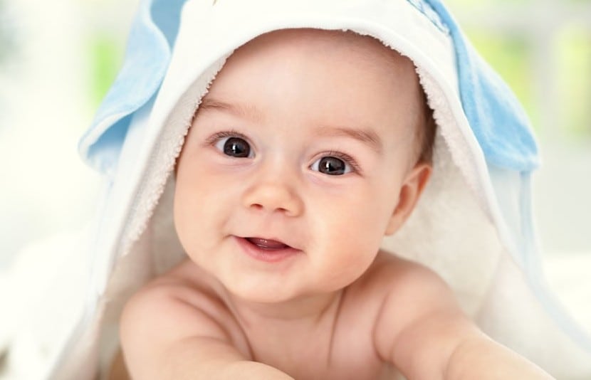 La importancia del baño de sol en bebés