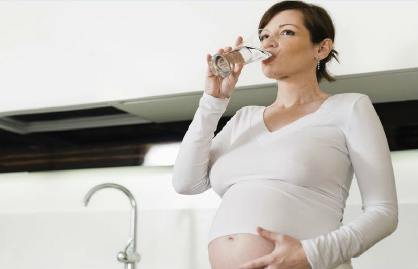 ¿Por qué sientes tanta sed en el embarazo?