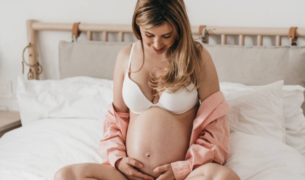 mujer cuidando los senos