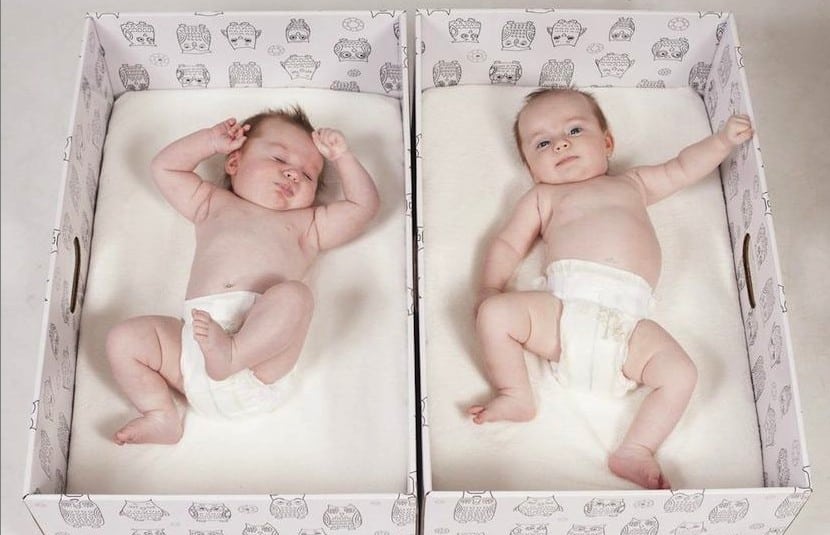 Los bebés finlandeses duermen en cajas