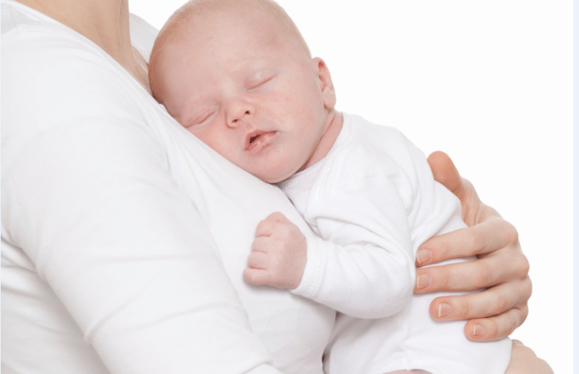 La importancia de cargar a tu bebé