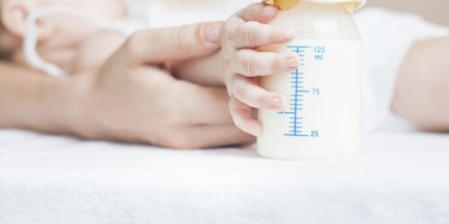 Cuánta leche debe tomar un bebé según su edad