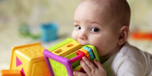 ¿Por qué mi bebé muerde todo?