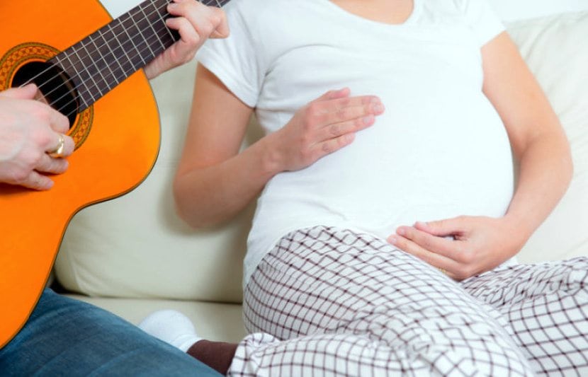 Descubre por qué la música te hace tanto bien en el embarazo. 
