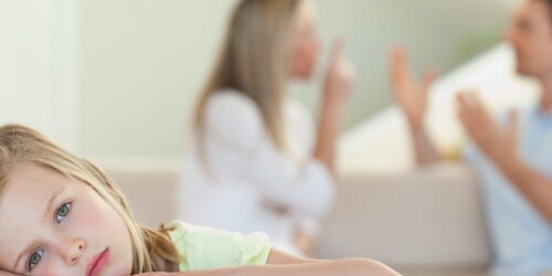 Peleas entre papás por la educación de sus hijos