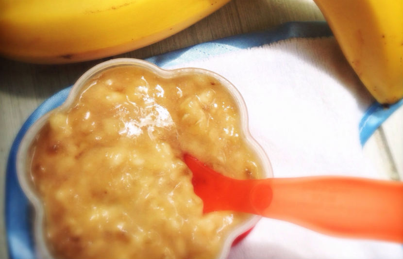 Papilla fácil de plátano, manzana y pera