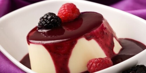 Gelatina de yogurt con coulis de fresas