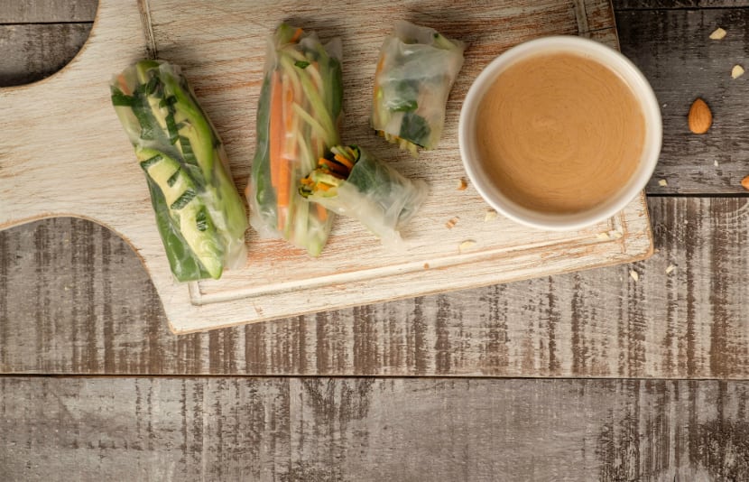 Spring rolls de verduras con salsa de cacahuate