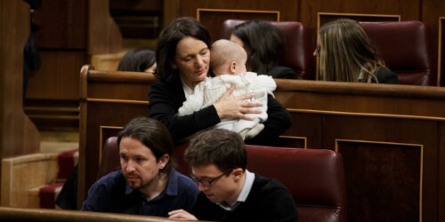 Critican a diputada por llevar a su bebé al congreso