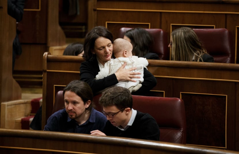 Critican a diputada por llevar a su bebé al congreso.