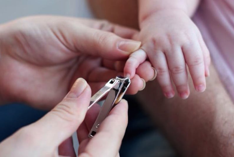 Video: Tips para cortar las uñas del bebé