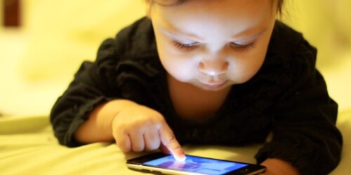 ¿Tú también lo calmas con el celular?