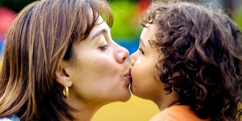 ¿Es bueno besar a tu hijo en la boca? Esto dicen los expertos