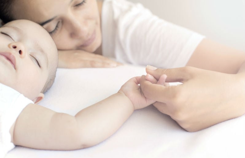 Los bebés sí deben dormir junto a sus padres