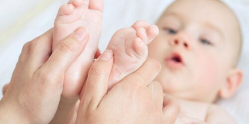Masajes en los pies que pueden calmar a un bebé