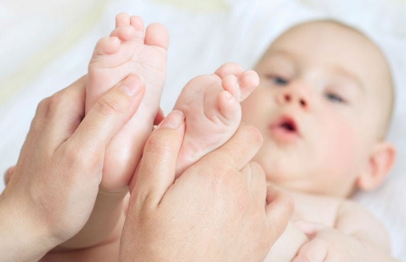 Masajes en los pies que pueden calmar a un bebé