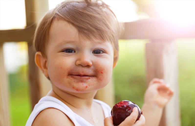 bebe comiendo