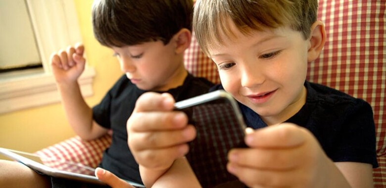 ninos con celulares