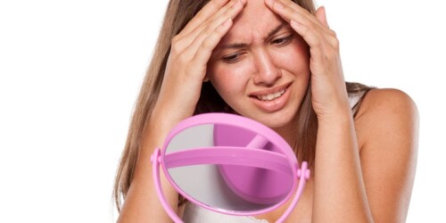 Por qué las emociones causan manchas en la piel