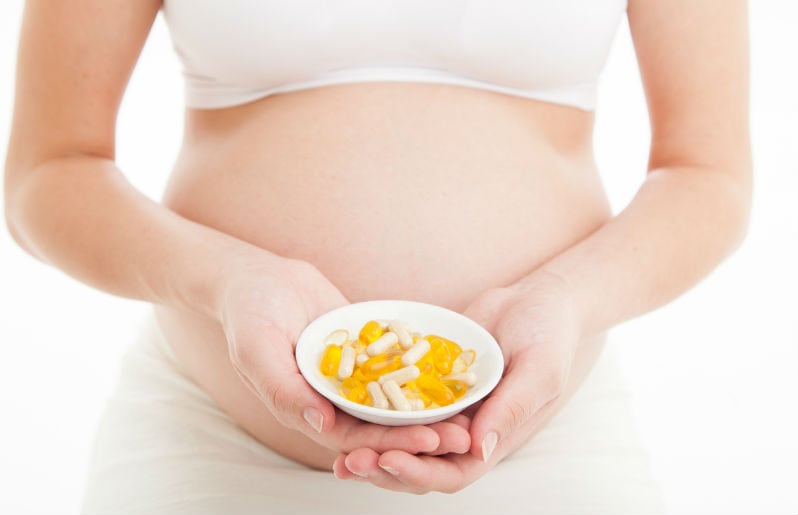 embarazada tomando aceite de pescado en el embarazo