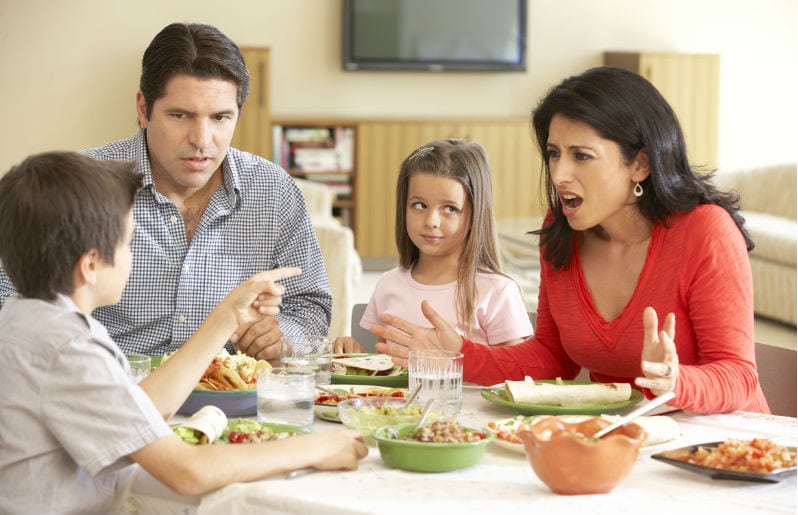 papas reganando a sus hijos