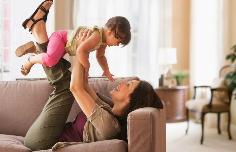 mama jugando con su hijo