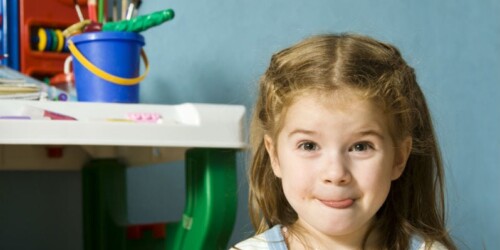 ¿Por qué los niños sacan la lengua cuando hacen alguna actividad?