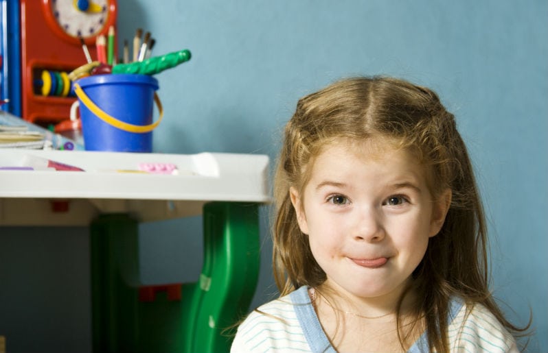 ¿Por qué los niños sacan la lengua cuando hacen alguna actividad?