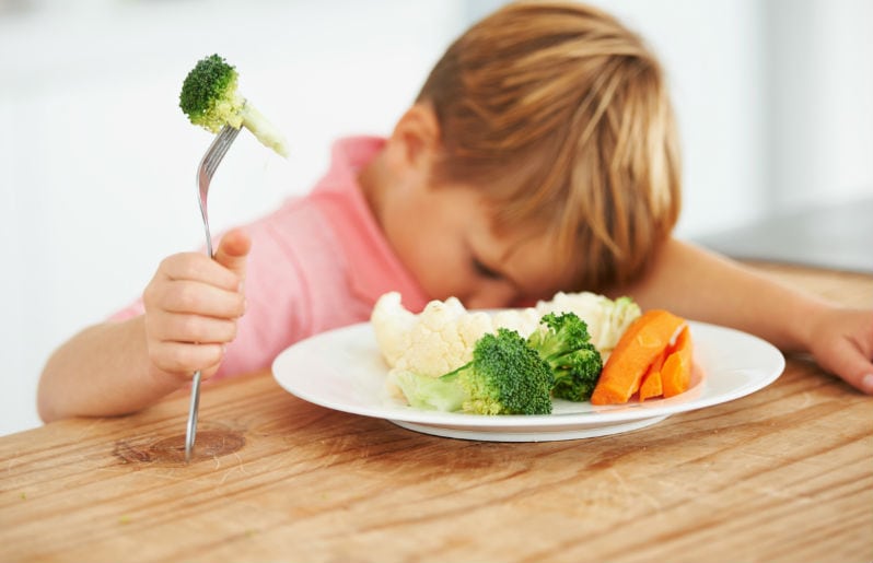 nino que no quiere comer verduras