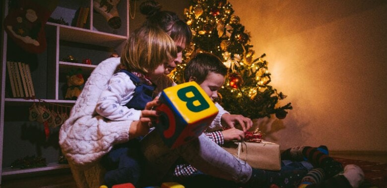 ninos con sus juguetes el dia de reyes