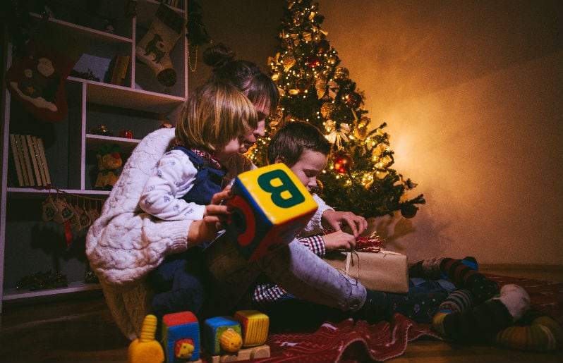 ninos con sus juguetes el dia de reyes