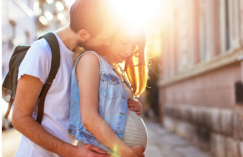 hombre con mujer embarazada