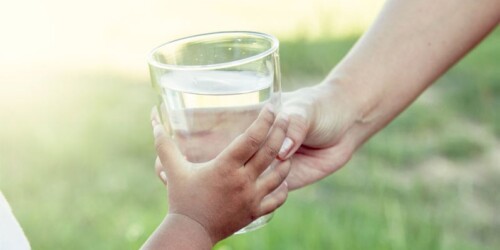 Beneficios del agua alcalina para niños