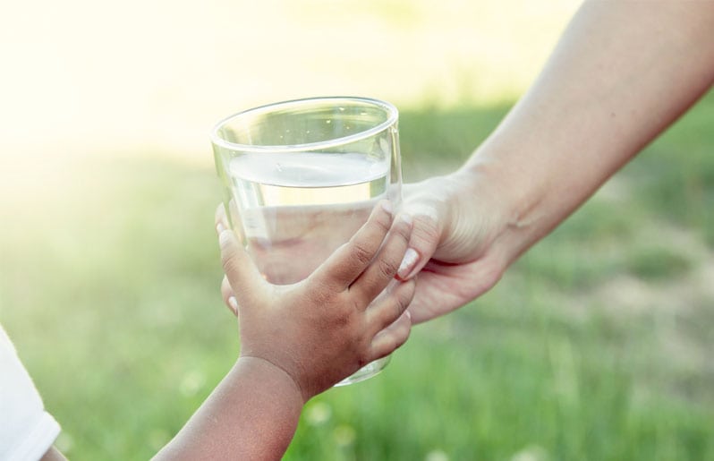 Beneficios del agua alcalina para niños