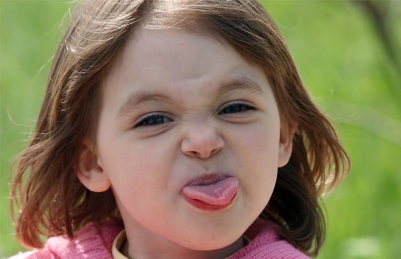 nino sacando la lengua