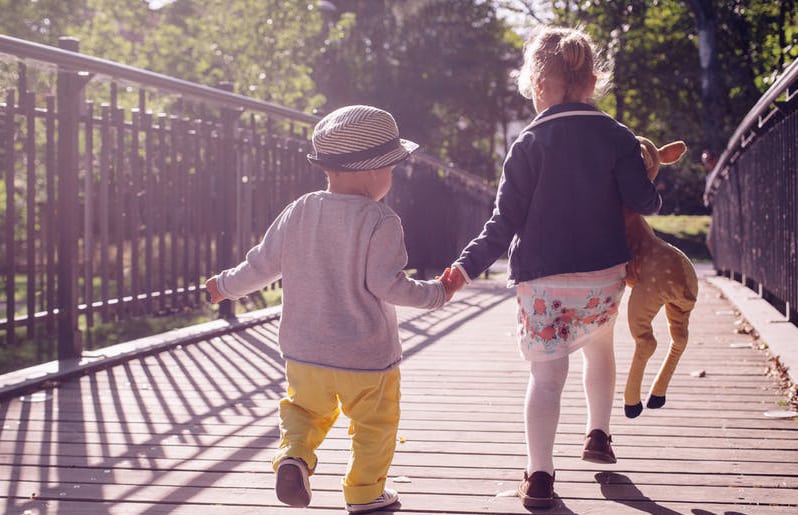 hermanos caminando juntos