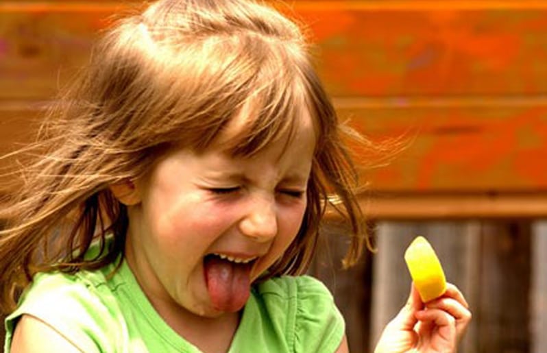 nina probando comida nueva