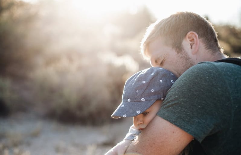 papa feliz con su hijo