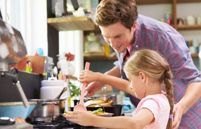 papa cocinando con su hija