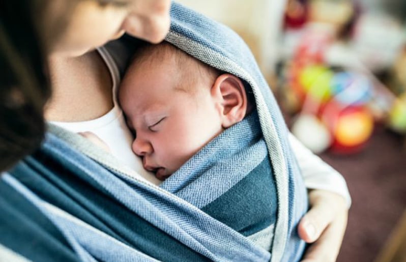 mama cargando a su bebe