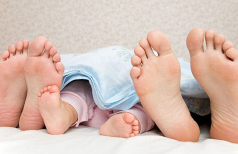 pareja despues de tener un bebe