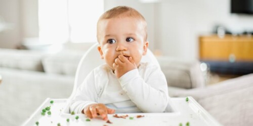 ¡Déjalo comer con sus manos!