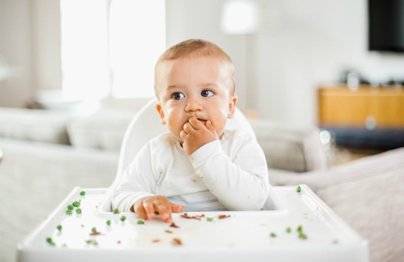 ¡Déjalo comer con sus manos!