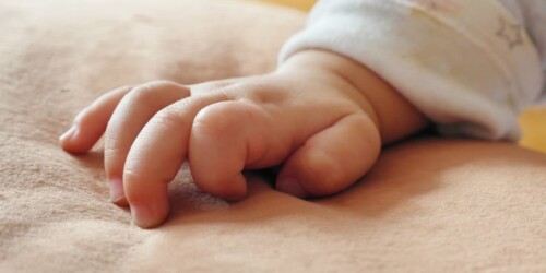 Conoce a la bebé que nació con el corazón fuera de su cuerpo