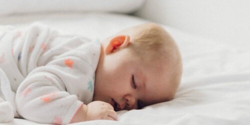¿Cómo prevenir riesgos en la cuna de tu bebé?