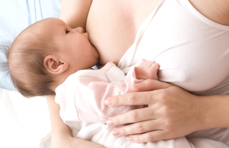 4 pasos para enganchar a tu bebé al pecho