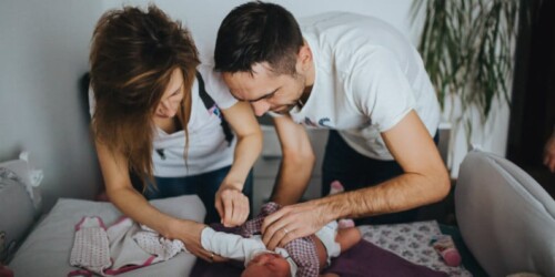 ¿Quién cambia más rápido los pañales: mamá o papá?