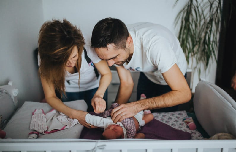 ¿Quién cambia más rápido los pañales: mamá o papá?