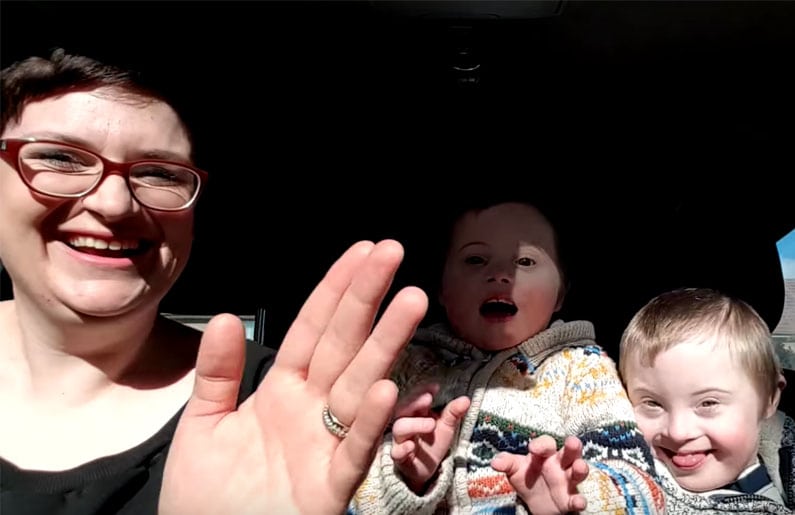 50-mamas-y-50-ninos-realizan-un-carpool-karaoke-por-el-dia-mundial-del-sindrome-de-down-02